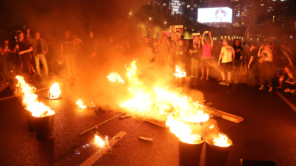  Thousands of settlers protest Netanyahu's sacking of Yoav Gallant 