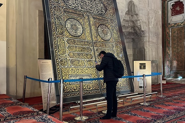 Turkish mosque puts Kaaba Kiswah on display, draws visitors