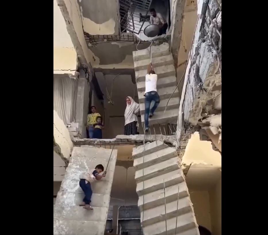 Video: After Israeli regime destroyed their home, it became difficult to enter it...