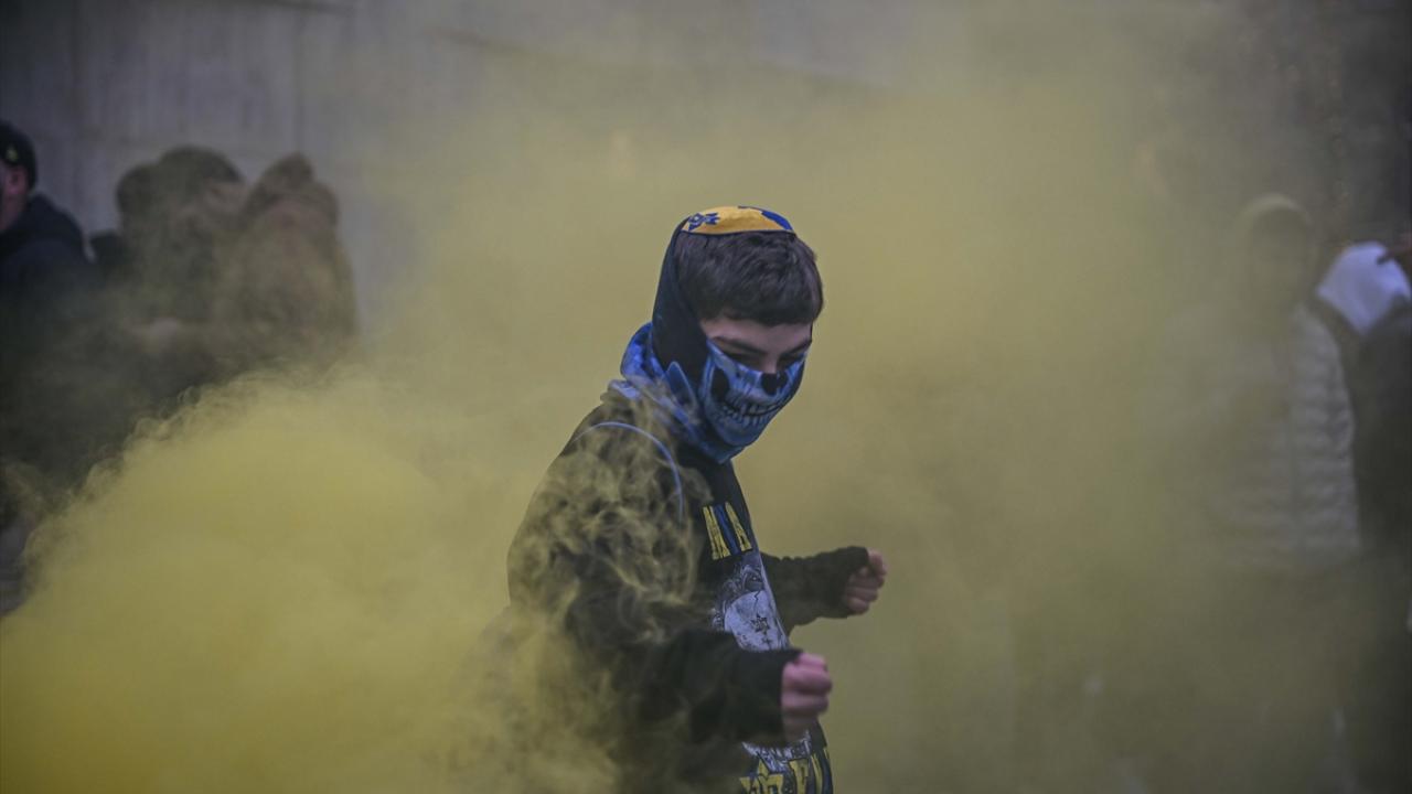 Hollandiyalı müsəlman gənclər sionist komandasının azarkeşlərilə, onların terrorçu hərəkətinə etiraz olaraq toqquşdu / Foto