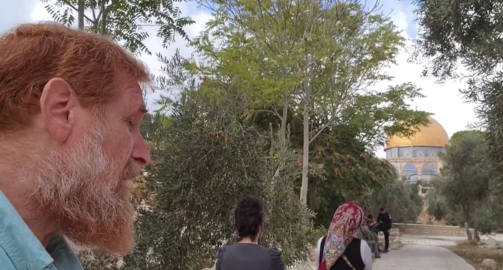 Video: Extremist Jewish Rabbi leads settlers' raids on Al-Aqsa Mosque and performs Talmudic prayers 