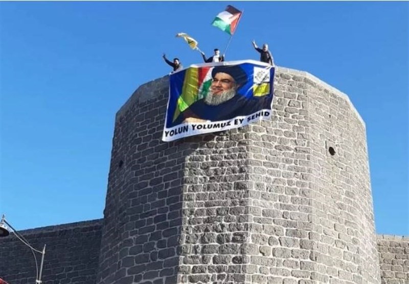  Tarihi Diyarbakır Surları'na Nasrallah'ın posteri asıldı 