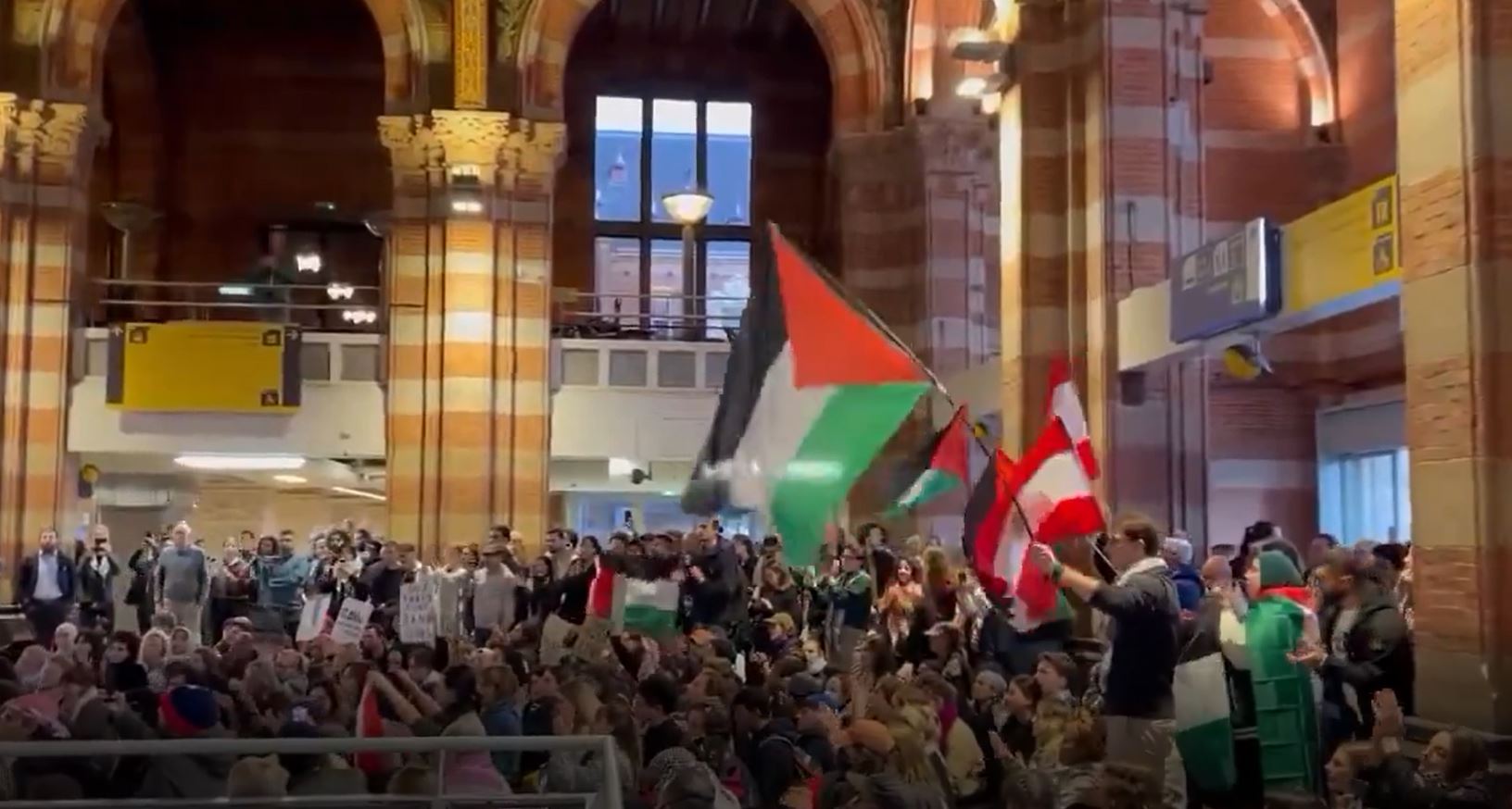 Video: A demonstration held in Amsterdam for Palestine and Lebanon against Israeli occupation’s aggression
