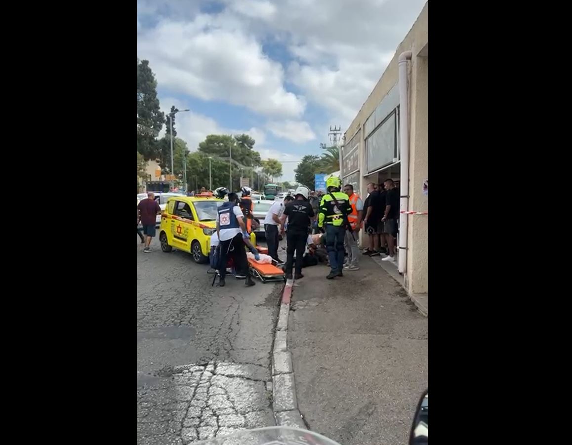 Breaking:‌ Scenes from stabbing incident in "Pardis Hanna" in occupied territories, several settlers injuried / +3 Videos