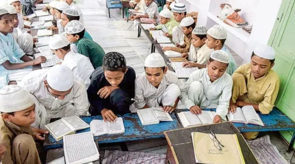 बाल आयोग की मांग, मदरसों की फंडिंग बंद करे सरकार 