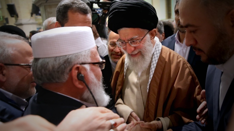 Cendekiawan Sunni Pakistan: Pemimpin Asli Umat Islam, Ayatullah Khamenei