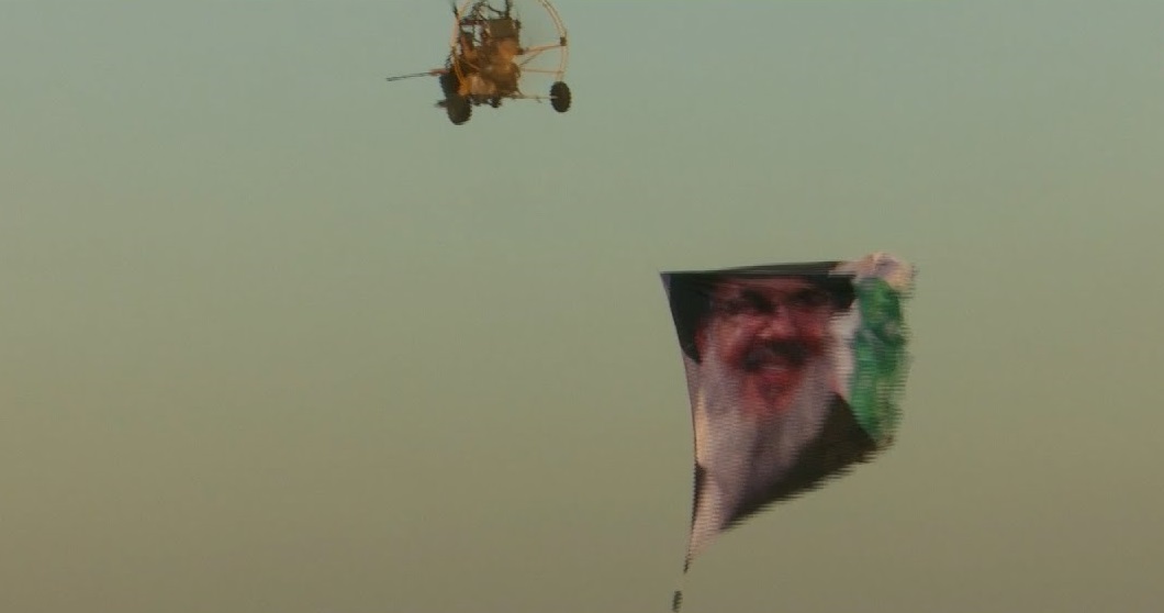 فیديو | رفع صورة  السيد حسن نصر الله من قبل طيار شراعي في سماء بغداد 