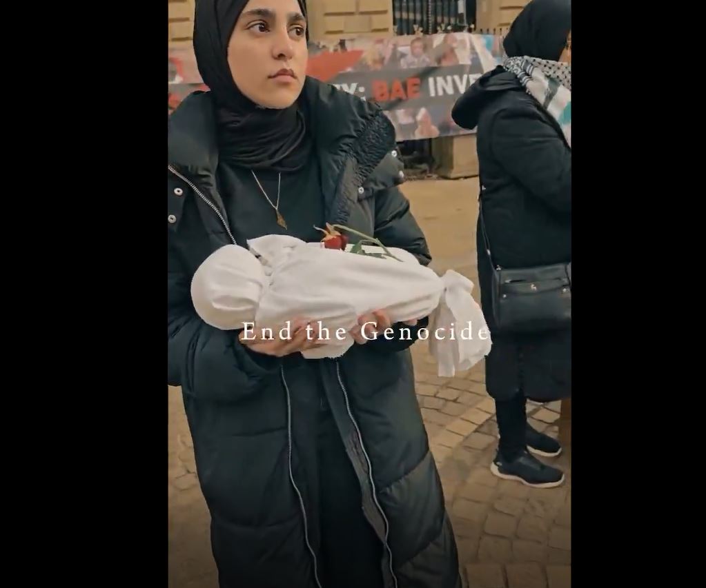 Video: Silent protest in Blackburn, England, in honor innocent people killed by Israeli regime in Palestine, Lebanon, Yemen