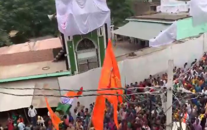 मस्जिद के पास डीजे की धुन पर आपत्तिजनक नारे, बाराबंकी में फसाद की साज़िश 