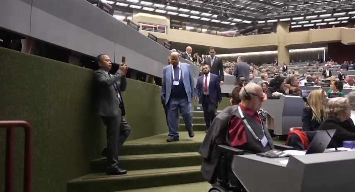 فیدیو | الوفد النيابي العراقي ينسحب مع بدء كلمة وفد الكيان الصهيوني من قاعة البرلماني الدولي
