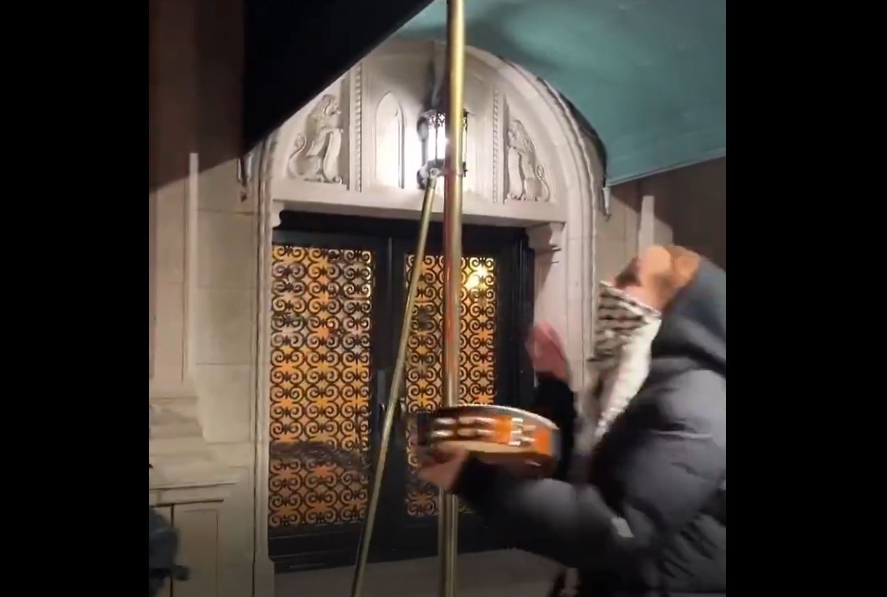 Video: Pro-Palestine protesters in New York held a noise demonstration outside a pro-Israel US Senator 