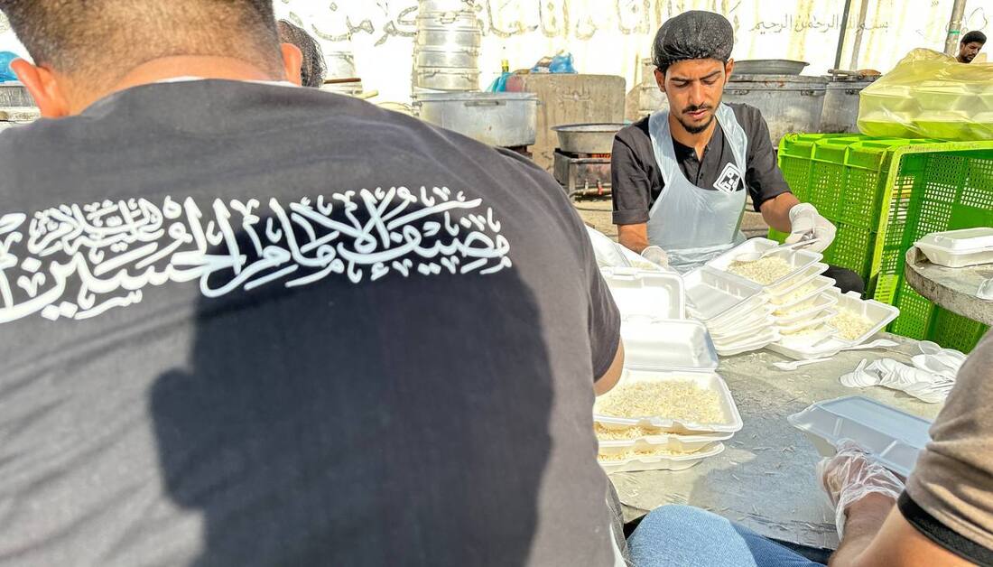 مضيف الإمام الحسين (ع) يخدم الوافدين اللبنانيين في سوريا من خلال توزيع وجبات طعام وسلال غذائية