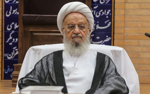 Ayatollah Makarem Shirazi urges producing attractive religious content in cyberspace