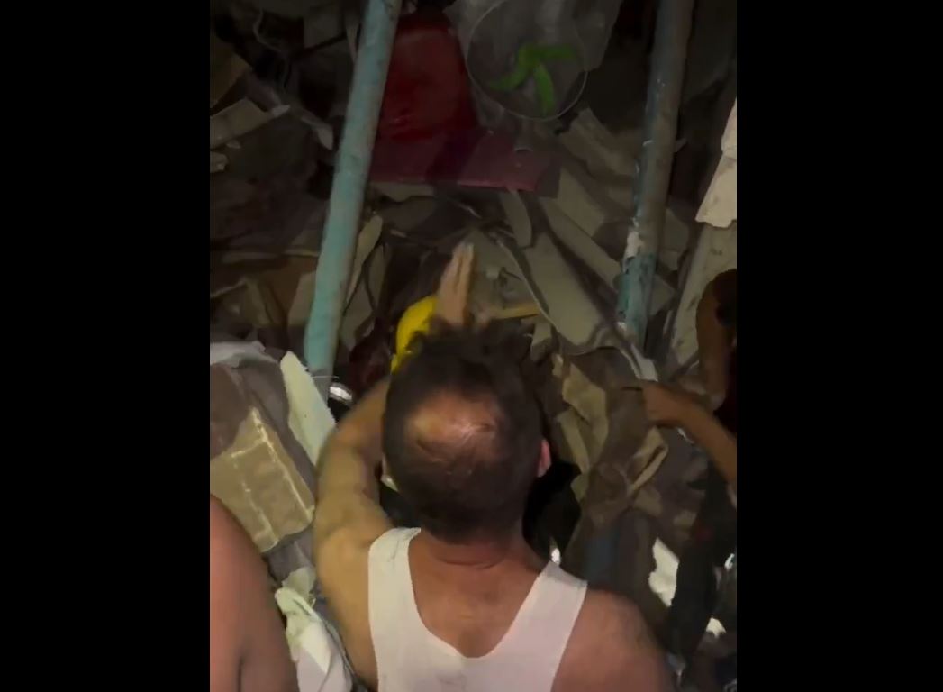 Video: 8 Palestinian martyred in Israeli airstrikes targeting a residential building in Al-Maghazi, central Gaza 