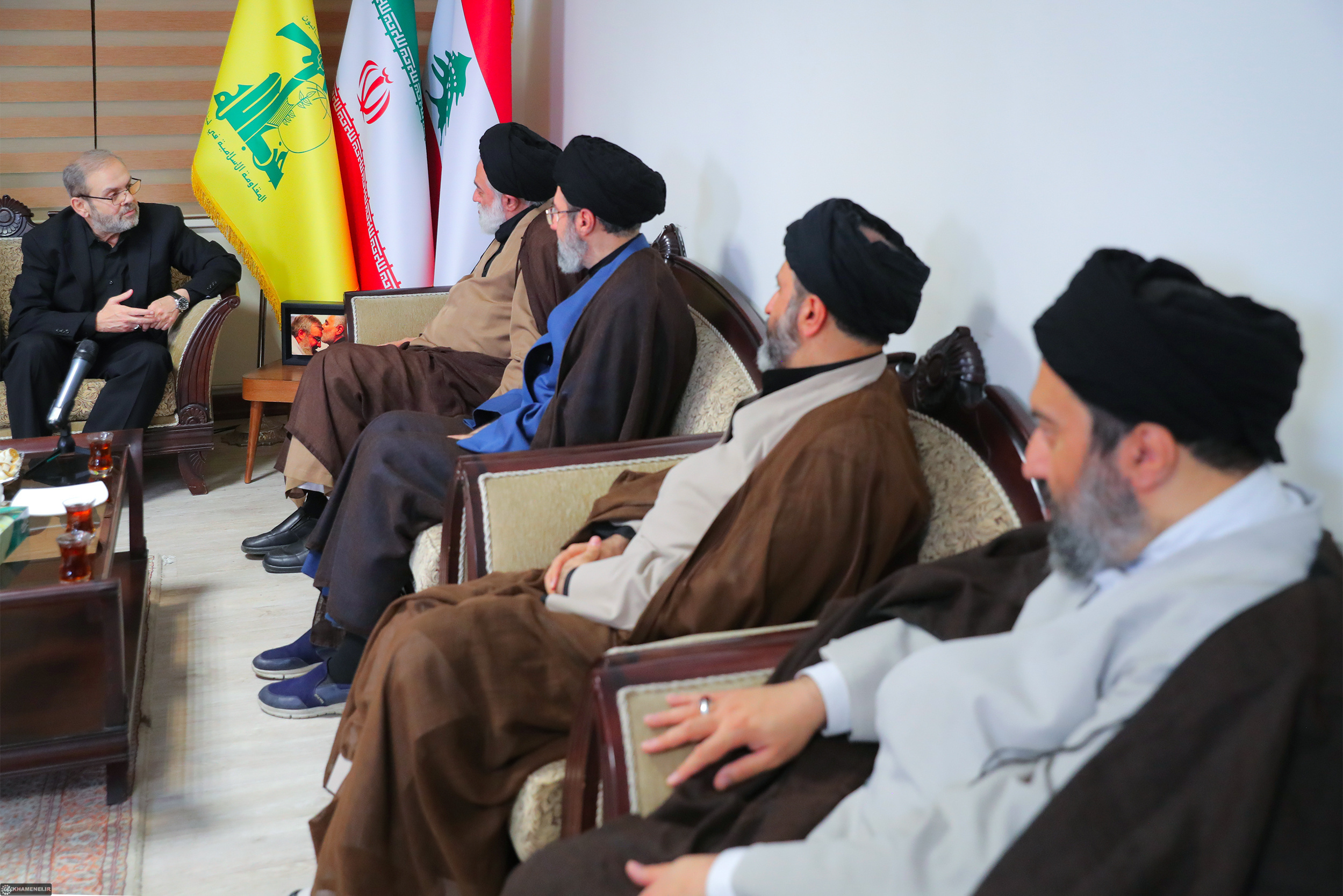 Mga larawan: Mga anak ni Imam Khamenei ay dumalaw sa opisina ng Lebanese Hezbollah sa Tehran sa ngalan ng pagiging martir ni Sayyed Nasrallah