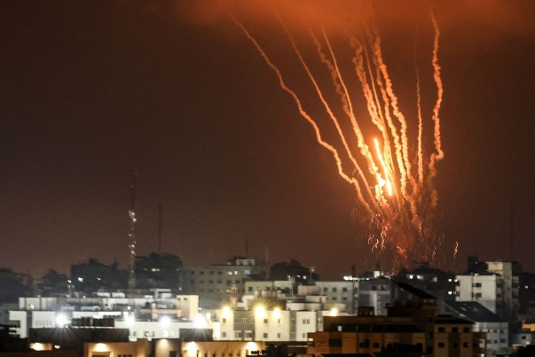 イラン、イスラエルに報復　弾道ミサイル200発以上