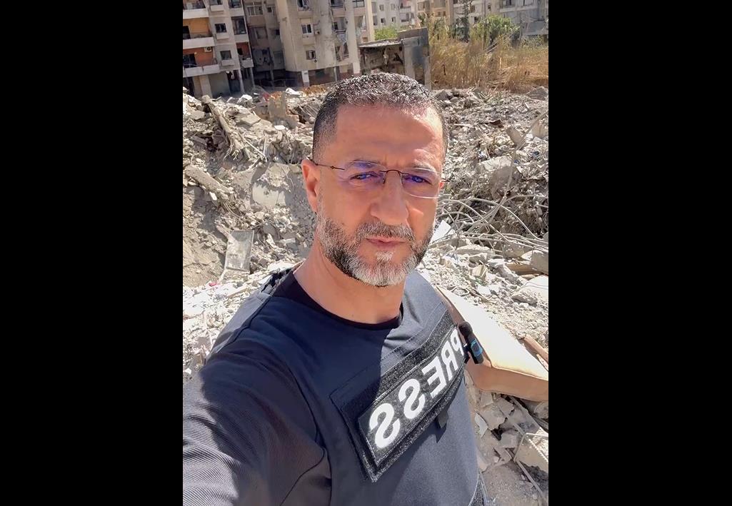 فيديو | الاعلامي "حسين مرتضى" من فوق منزله المدمر يوجه رسالة لنتنياهو 