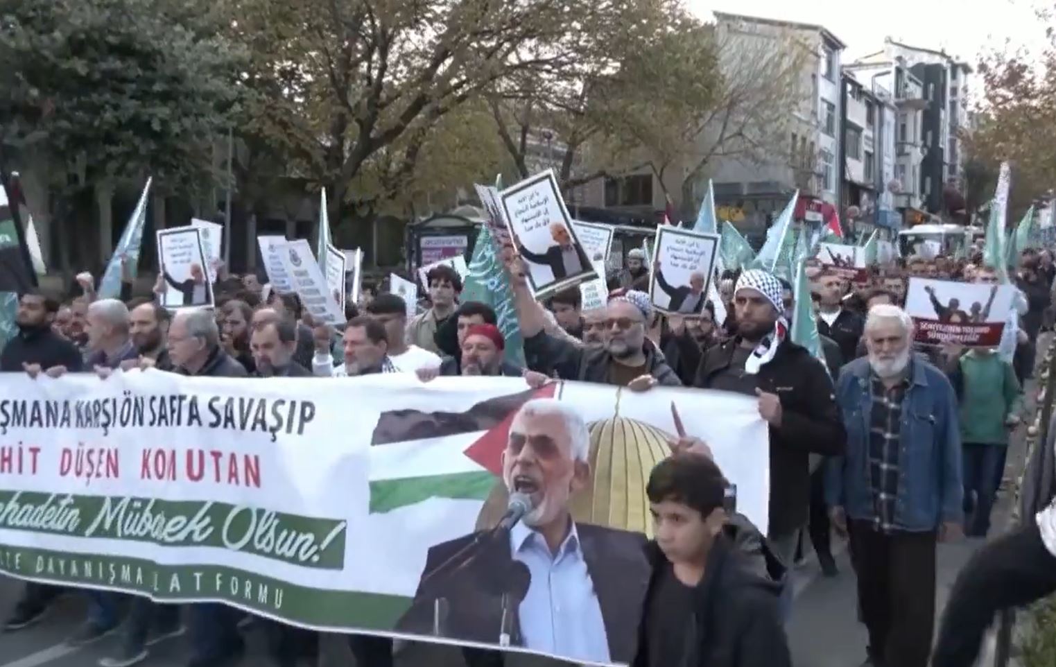 Video: Hundreds in Istanbul attend symbolic funeral prayer for Martyr Yahya Sinwar