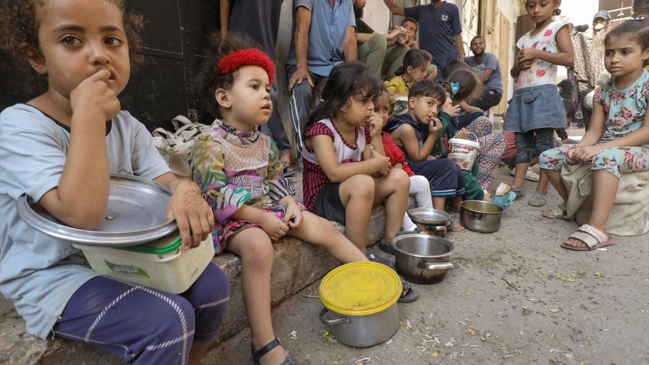 Rapora vîdyoyê Belavkirina xwarinên germ li penaberên filistînî yên li kampa El-Nusîrat