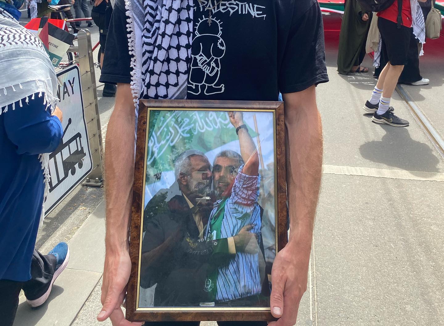 Photos / Video: Holding pictures of Ayatollah Khamenei and resistance leaders in Melbourne pro-Palestine demonstration