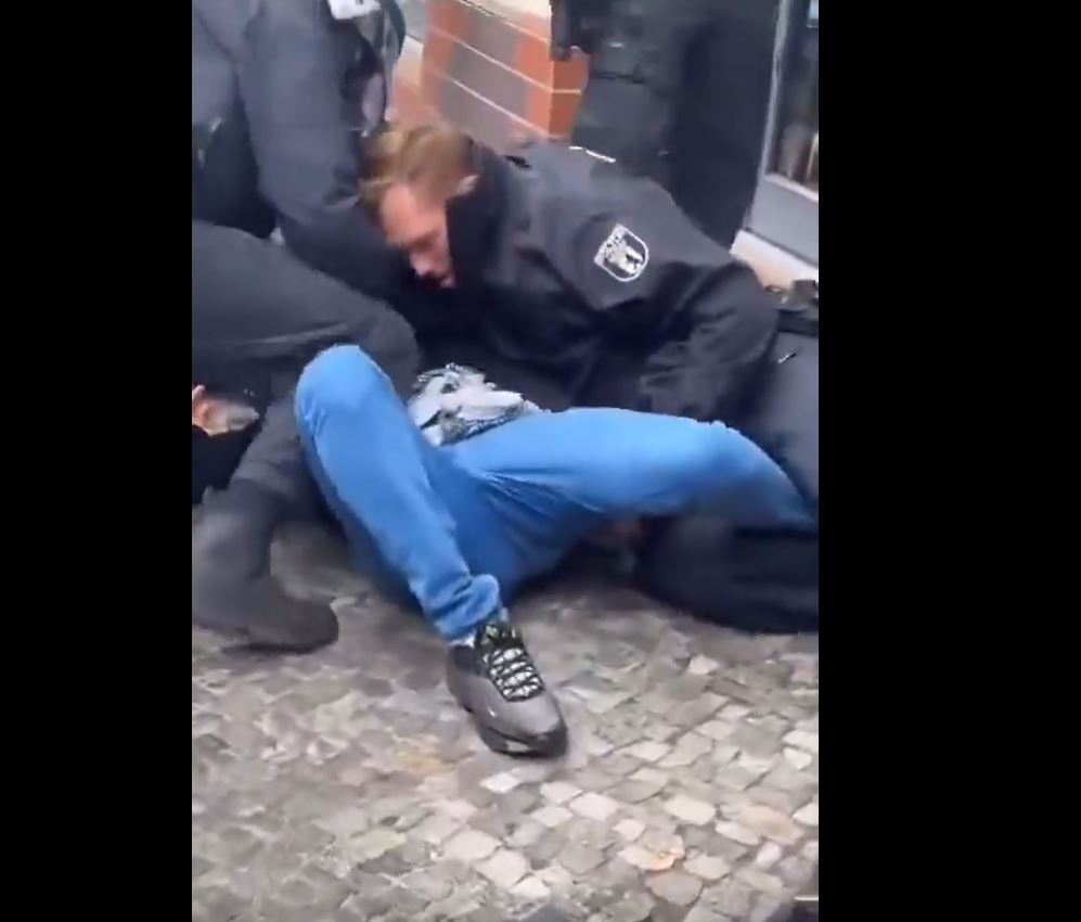 Video: German police violently assaulted a peaceful pro-Palestine demonstrator in Berlin