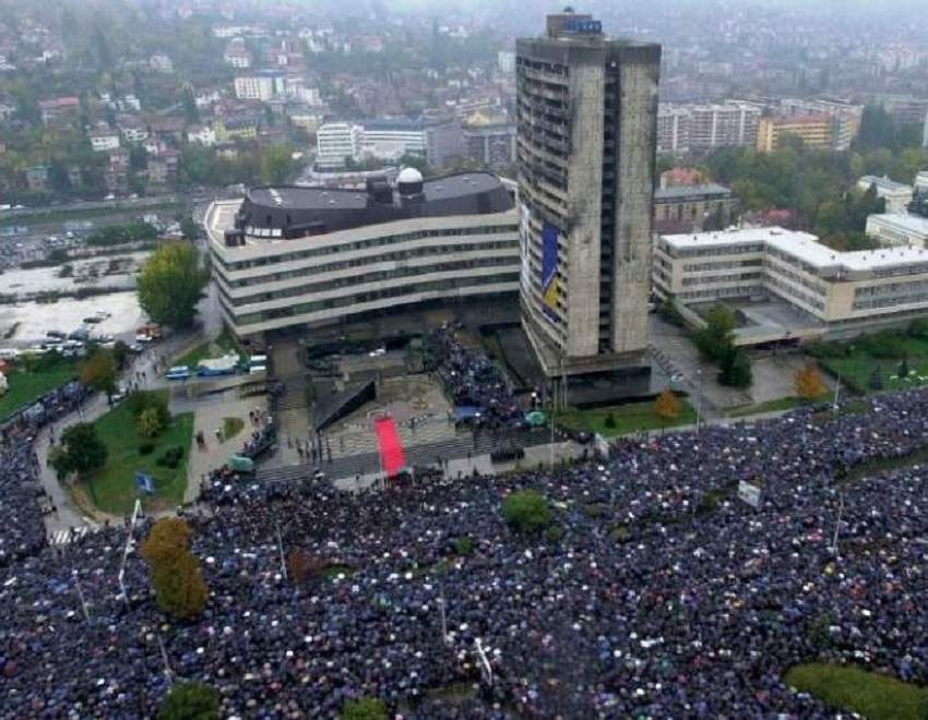 Na današnji dan više od 100.000 ljudi klanjalo dženazu prvom predsjedniku RBiH: Život i djelo Alije Izetbegovića bili sudbonosno vezani za Bosnu