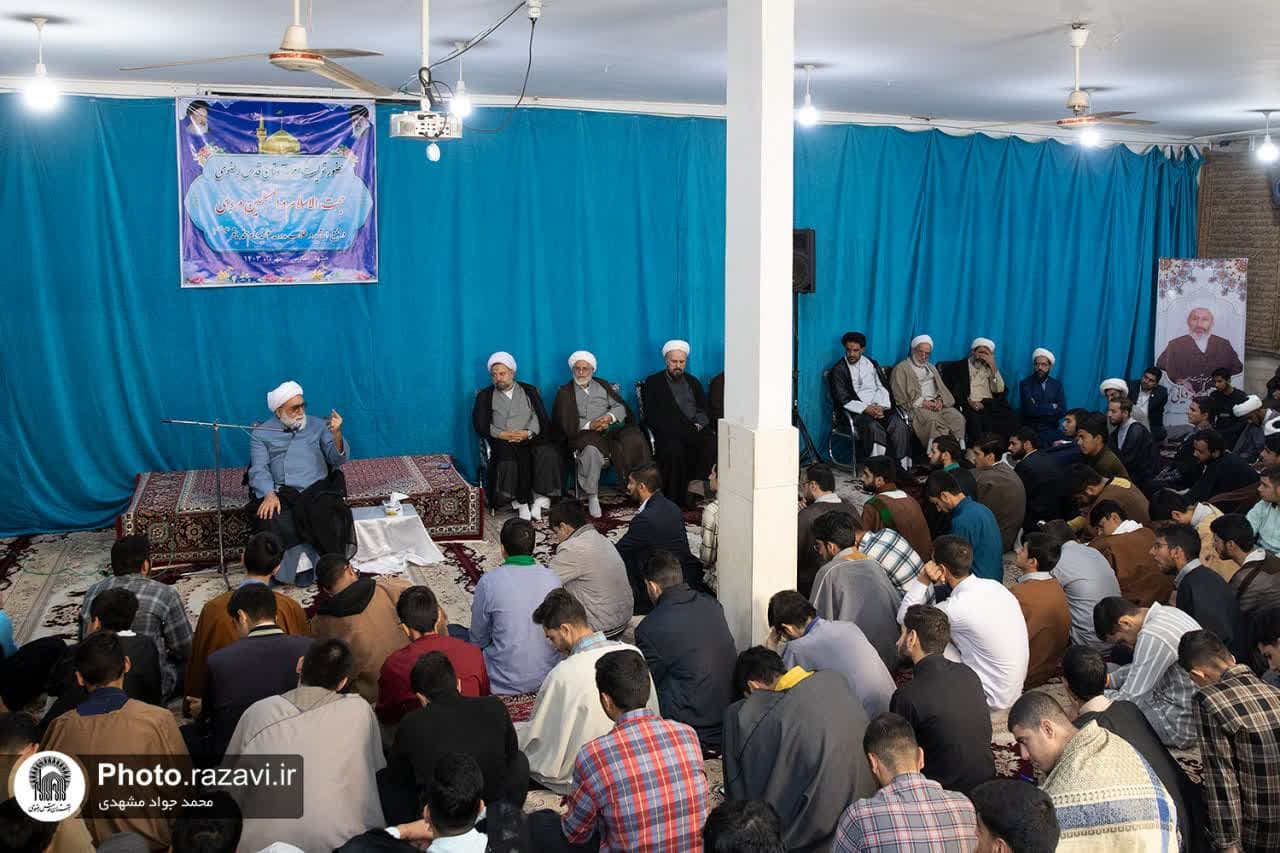  تنوير وإرشاد جيل الشباب من أهم مهام طلاب الحوزات العلمیة ورجال الدين