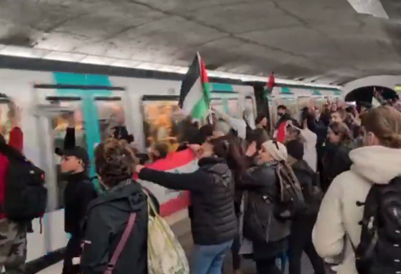 Video: Pro-Palestinian demonstrators continued their protest in Paris metro after blocked at Saint-Augustin