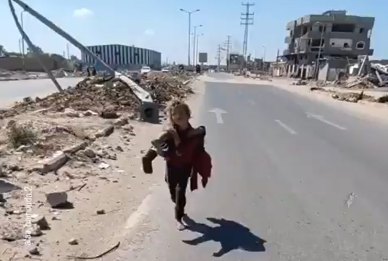 ویدیو | حمل یک کودک مجروح فلسطینی توسط خواهر خردسالش 
