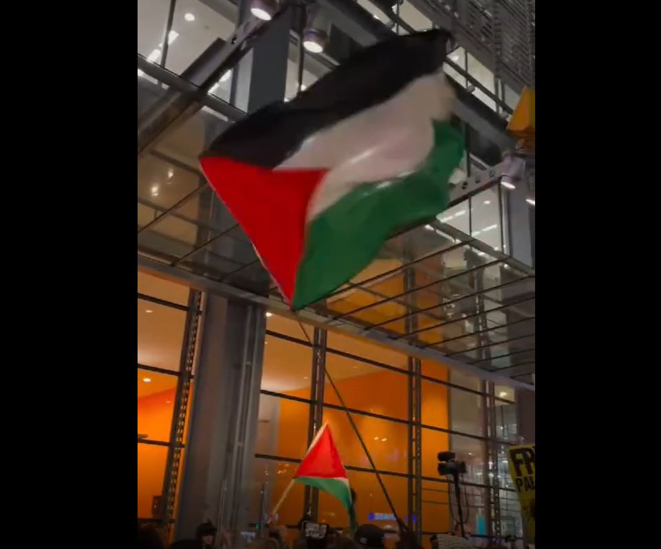 Video: Pro-Palestine protesters gathered outside New York Times building call "Arms Embargo Now" onto its walls
