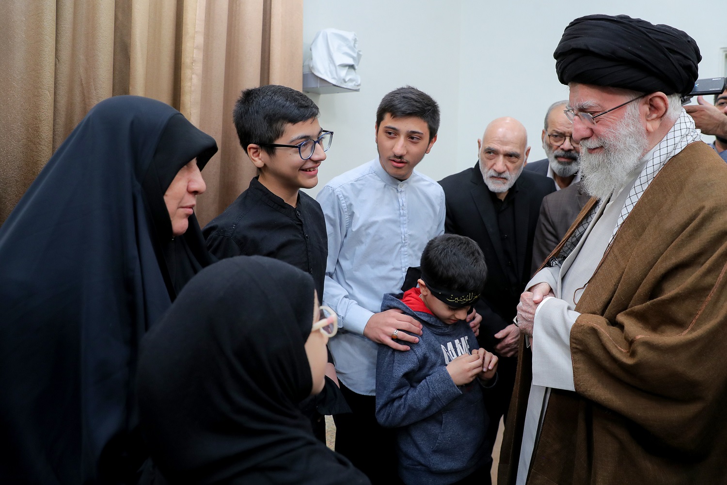 عکس خبری | دیدار خانواده شهیدان معصومه کرباسی و رضا عواضه با رهبر انقلاب