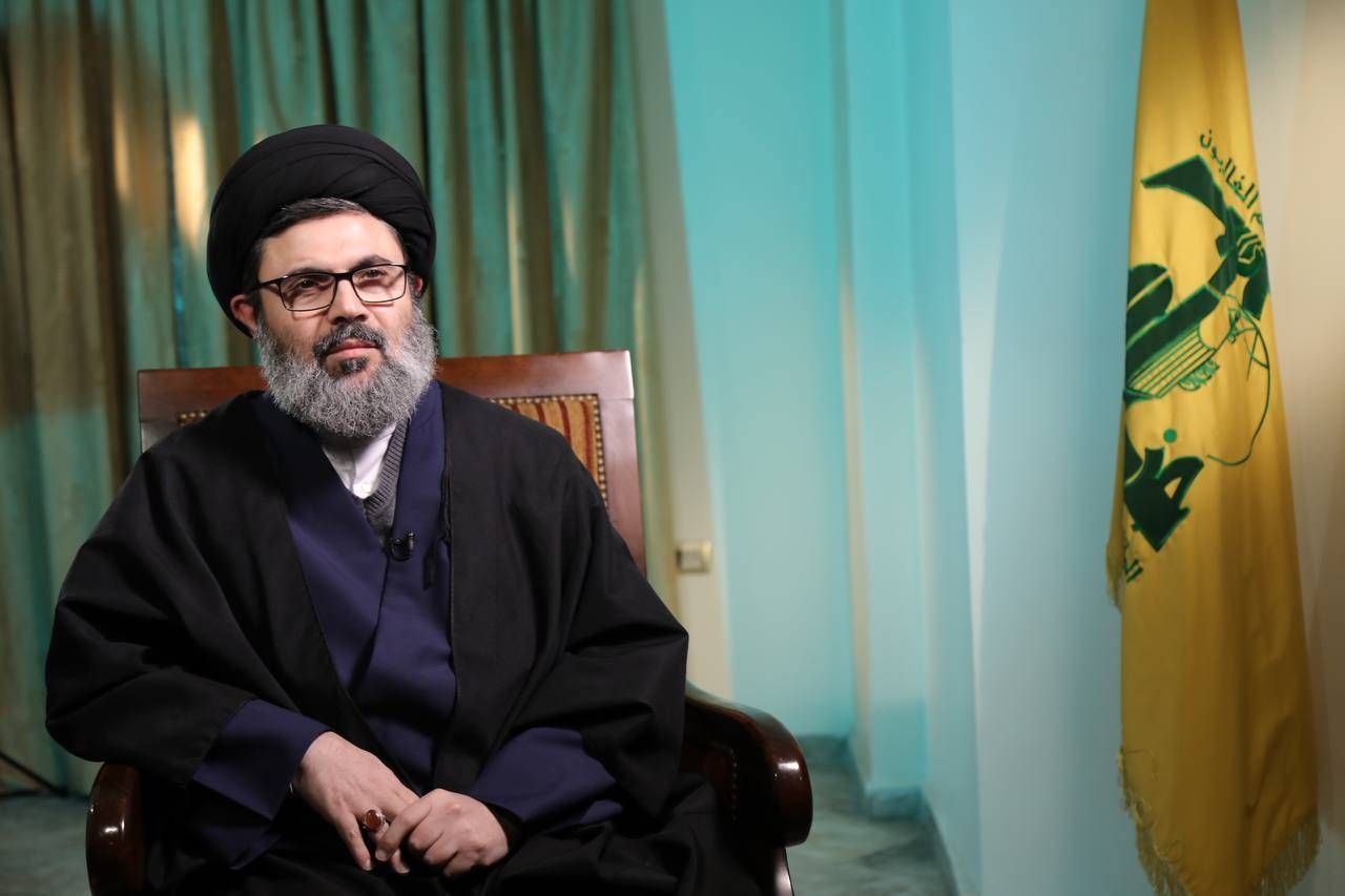 ویدیو | آماده کردن پیکر شهید سید هاشم صفی الدین برای تشییع و تدفین