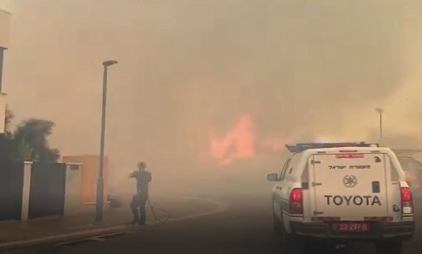 Videos: A large fire broke out in Kochav Yair settlement and occupied Safed following rocket attacks from Hezbollah