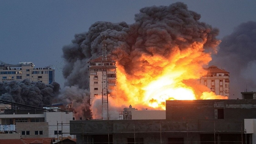 Israeli warplanes bombard journalist's Hotel in southern Beirut