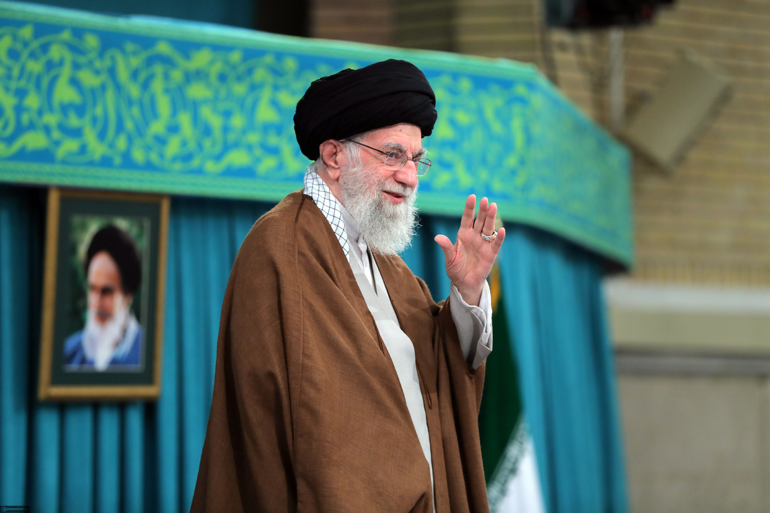 Imam Khamenei receives families of security defender martyrs