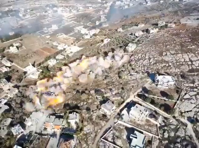 فیديو | الاحتلال ينسف عددا من المنازل في ميس الجبل على الحدود الفلسطينية اللبنانية