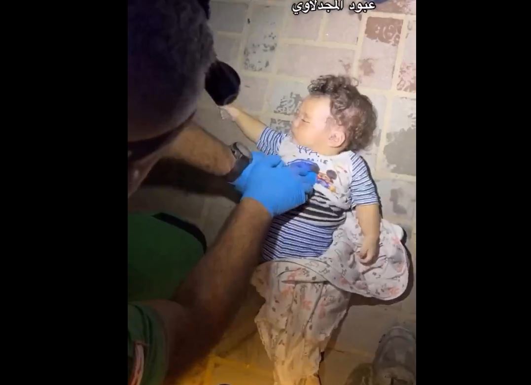 Video: Palestinian civil defense member desperately trying to save life of a baby girl rescued from rubble in Gaza