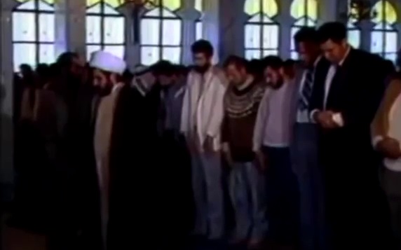 فيديو | محمد علي كلاي، الملاكم الأمريكي، يصلي خلف الشيخ نعيم قاسم