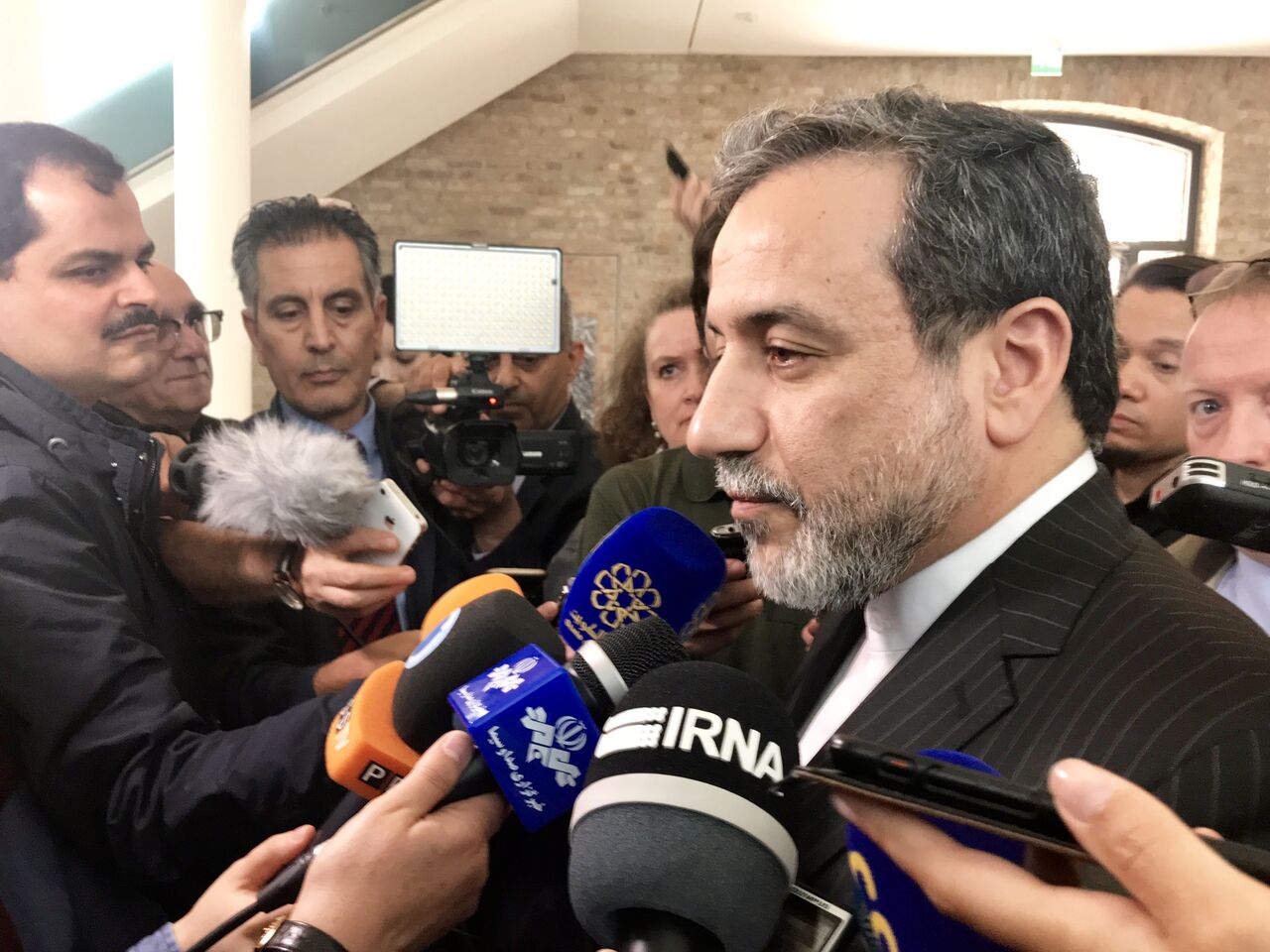 ١٠ اطنان من المواد الغذائية والادوية من إيران للبنان..وصول وزير الخارجية الإيراني الى بيروت