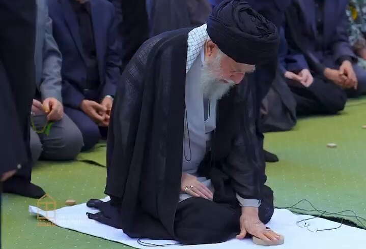 فیديو | أداء الإمام الخامنئي المستحبّات والتعقيبات في صلاة الجمعة 