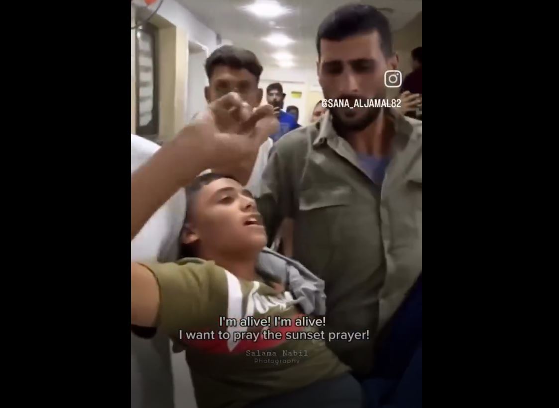 Video: Palestinian child injured by Israeli forces in Gaza asks medical team to let him pray