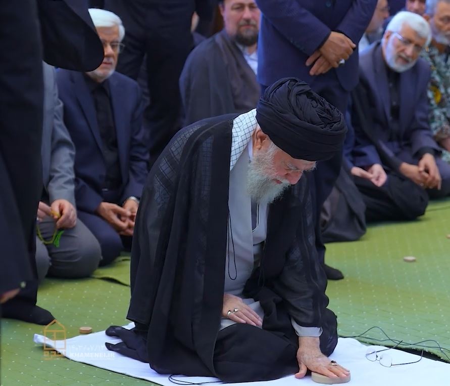Video: Imam Khamenei and Mustahabbat after Friday Prayer of Tehan