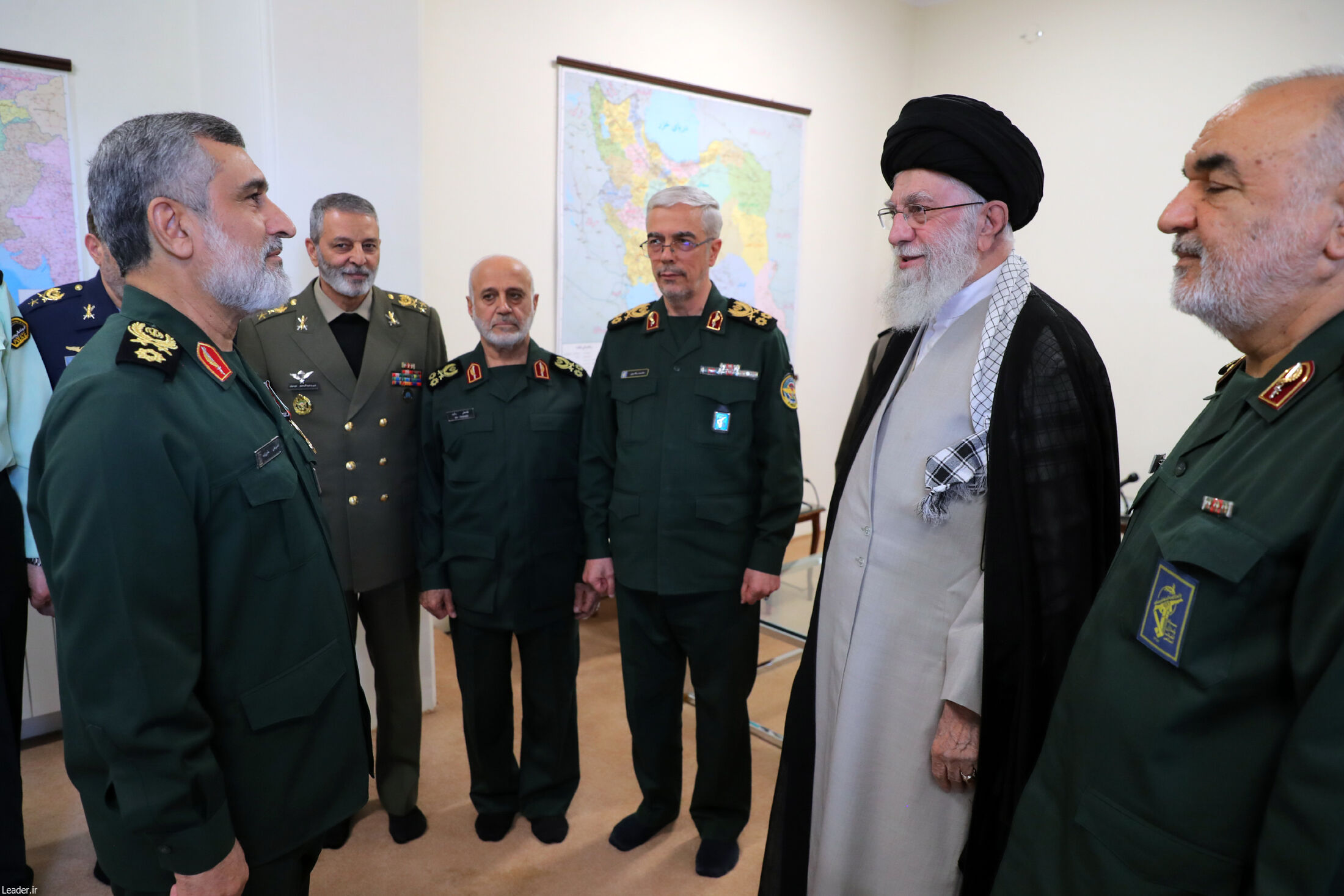 اعطای نشان فتح توسط فرمانده کل قوا به سردار حاجی‌زاده + عکس