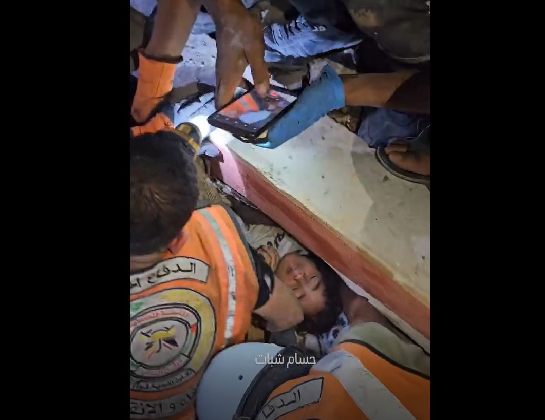 Video: Palestinian rescue teams pull out alive a little girl from rubble in northern Gaza 