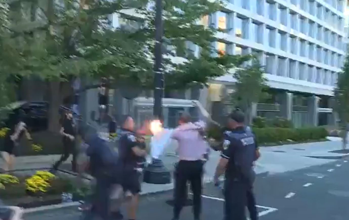  CBS journalist lights himself on fire outside White House over Israeli-US genocide in Gaza