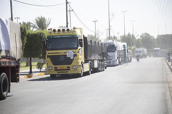 انطلاق قافلة محملة بأكثر من 1200 طن من المواد الضرورية للنازحين اللبنانيين 