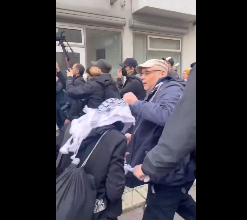 Video: A genocide supporter in Berlin, Germany, violently attacked a pro-Palestine protester woman 