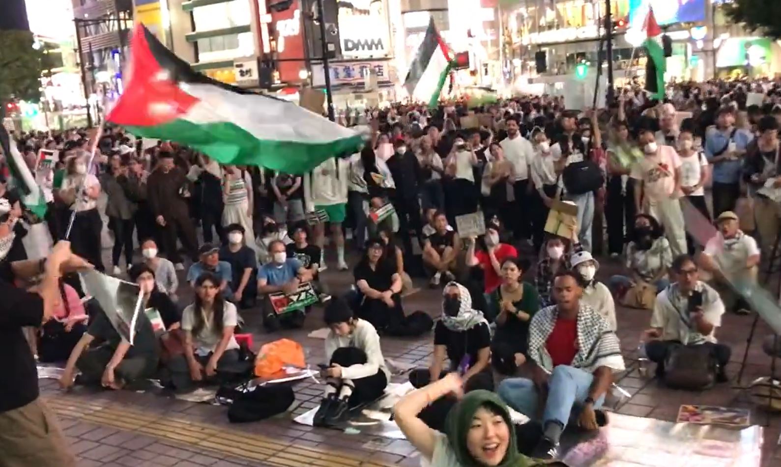 Video: Hundreds protest in front of Israeli embassy in Tokyo, Japan to show their support for Palestinian people 