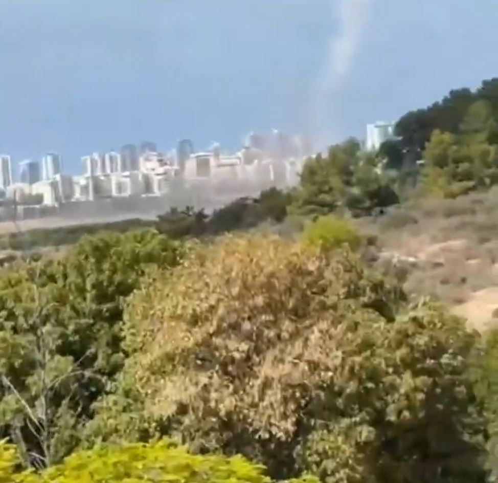 Breaking: Explosions heard right now in occupied Haifa amid a barrage of rockets from Lebanon / +3 Videos