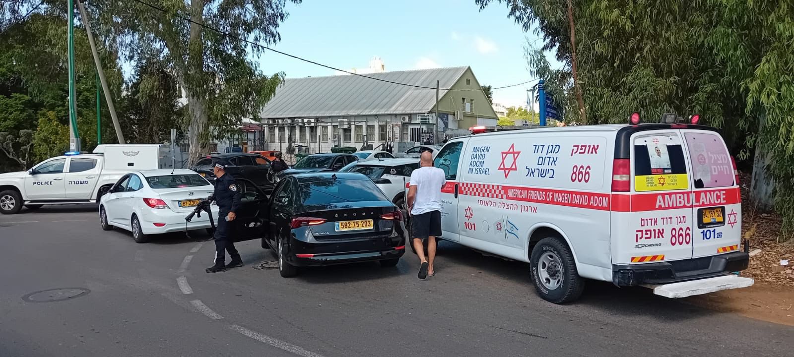 +3 Videos: Five Israeli illegal settlers injured in a stabbing operation in Israeli settlement of Hadera